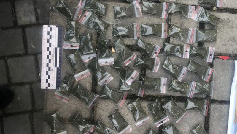 У Луцьку затримали 43-річного чоловіка, який мав при собі 90 пакетів із психотропами. ФОТО