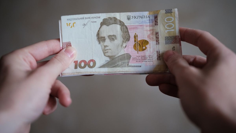 Уряд України планує відмовитися від підвищення мінімальної зарплати та соціальних виплат