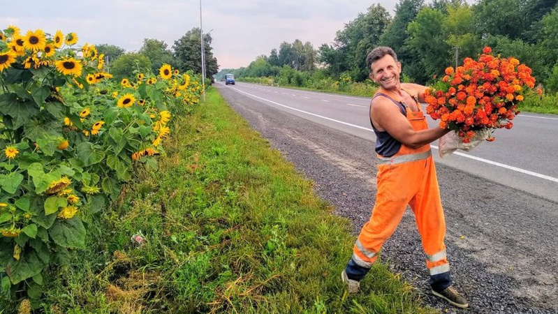 Українець заквітчав 700 кілометрів автодоріг чорнобривцями й соняхами