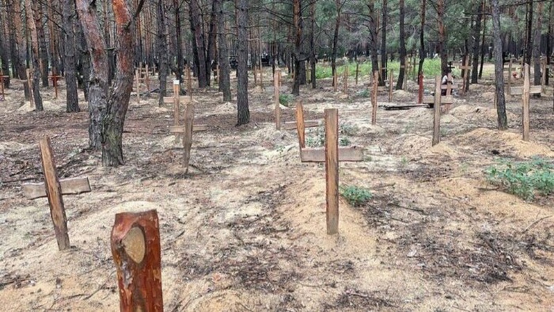 Понад 440 тіл: в Ізюмі виявлено масове поховання