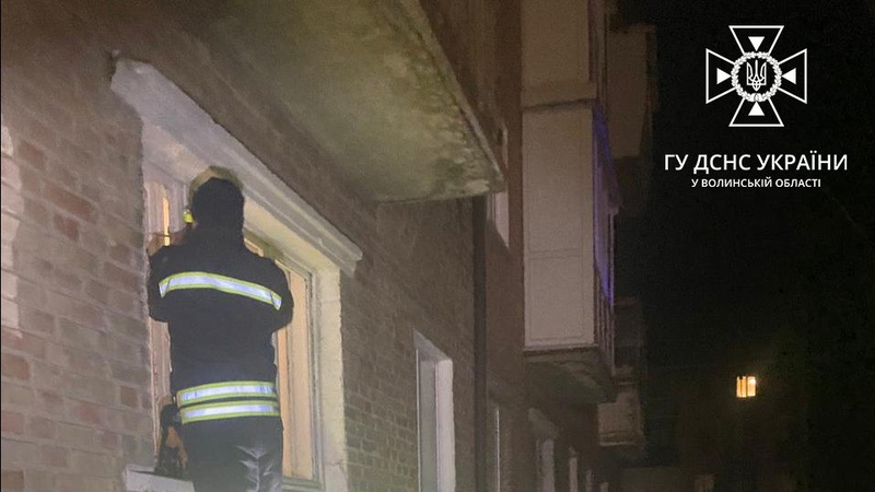 Впала і травмувалася: у Луцьку бабусю з квартири визволяли рятувальники