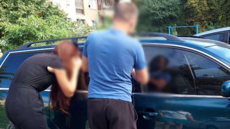 Луцькі поліцейські визволили 2-річну дитину, яка опинилася в заблокованому авто