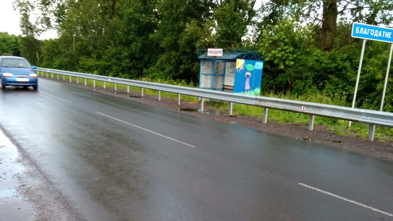 У селищі на Волині автобусну зупинку загородили відбійником. ФОТО