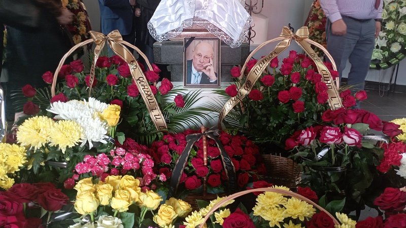 У Луцьку в останню путь провели ексочільника Луцької стоматполіклініки Олександра Кобися. ФОТО