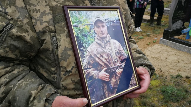 Навіки в пам’яті, назавжди у строю: Шацька громада попрощалася із воїном Анатолієм Дорошем