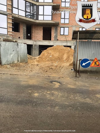 Луцькі муніципали виписали штраф працівнику будівництва, який не помив колеса