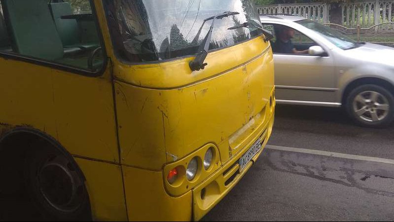 Через зіткнення двох маршруток у Луцьку в пенсіонерки рвана рана гомілки. ФОТО