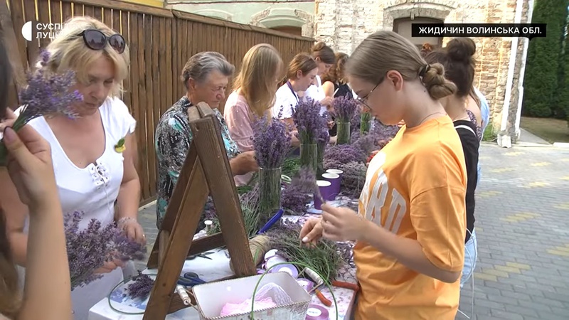 Волинянки плели лавандові вінки, щоб допомогти військовим