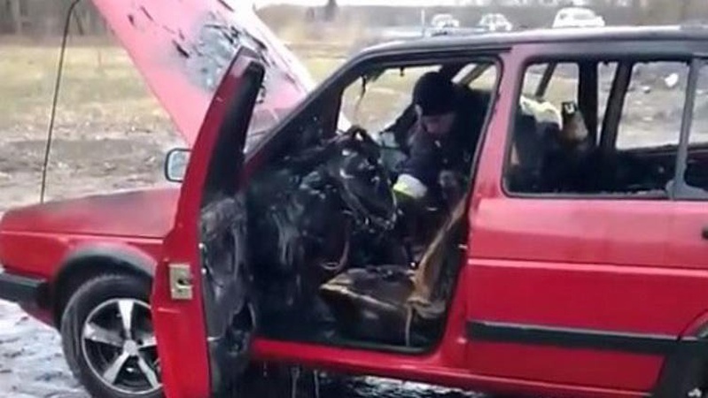 У селищі на Волині горів легковик. ВІДЕО