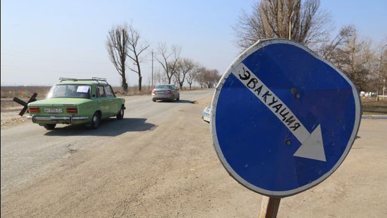 Виселяють та мародерять. Росіяни депортують жителів Каховського району