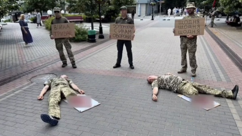 У центрі Луцька поранені бійці влаштували акцію-нагадування, що війна триває. Фото