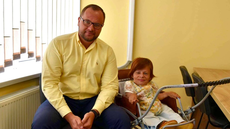 Мер шукає роботу для лучанки з кришталевою хворобою