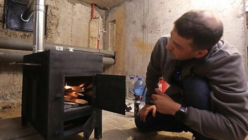 Не розпалюйте бензином: у ДСНС нагадали правила обігріву пічками, буржуйками й камінами