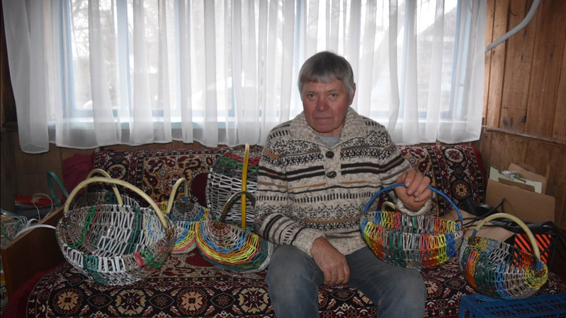 Волинянин плете барвисті кошики зі шпагату за дві години