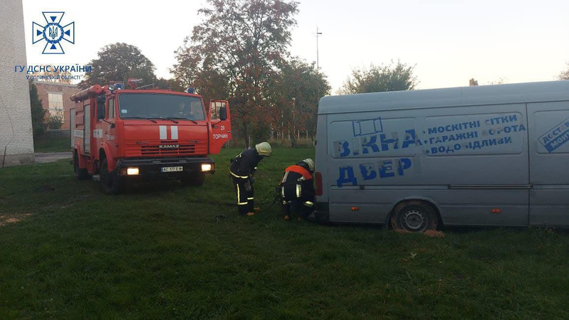 На Волині рятувальники витягли бус волонтерів, який «просів» на ґрунтовому покритті