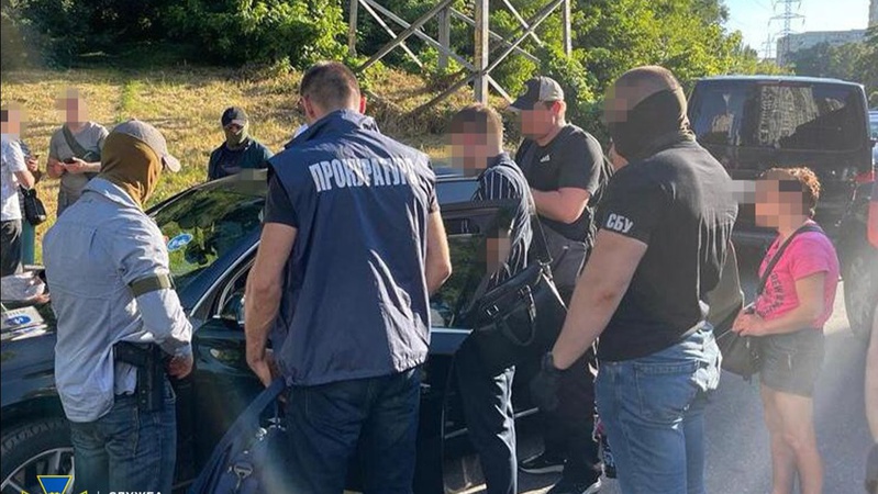 СБУ ліквідувала канал незаконної легалізації росіян, які втекли з рф в Україну