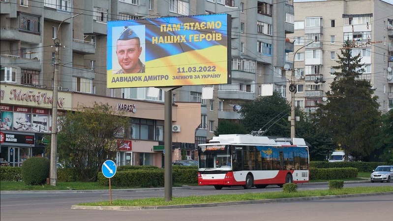 У Луцьку встановили led-екрани із світлинами загиблих Героїв