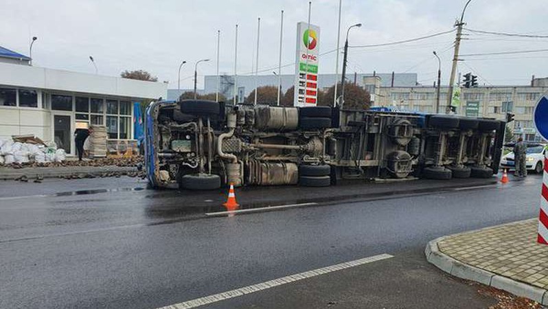У Луцьку на перехресті перевернулася фура з буряками. ФОТО