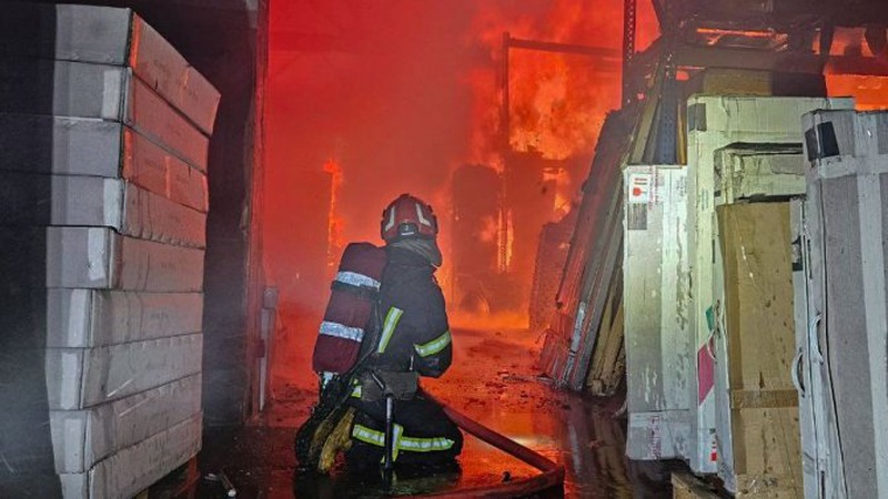 У Львові під завалами внаслідок обстрілу знайшли тіло людини