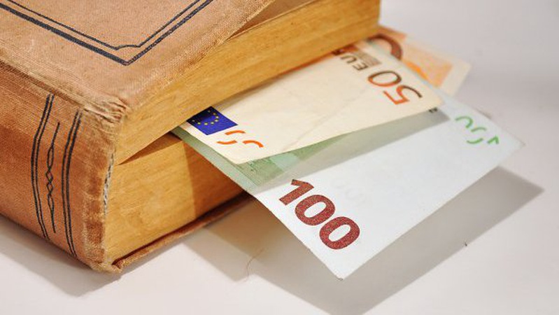 Волинянка поцупила «заначку» з книги, яку взяла почитати