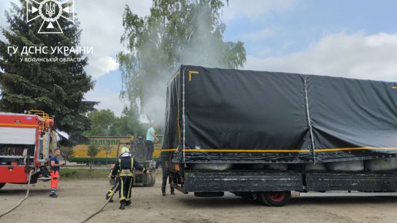 На Волині загорілася вантажівка, яка перевозила деревне вугілля