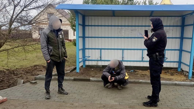 У селі під Луцьком поліцейські зловили чоловіків з наркотиками. ФОТО