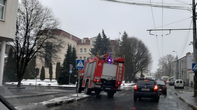 У центрі Луцька пожежа: на місці працюють рятувальники, поліція та швидка