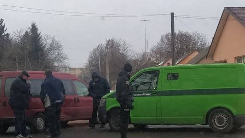 У Луцьку зіткнулися бус та інкасаторське авто
