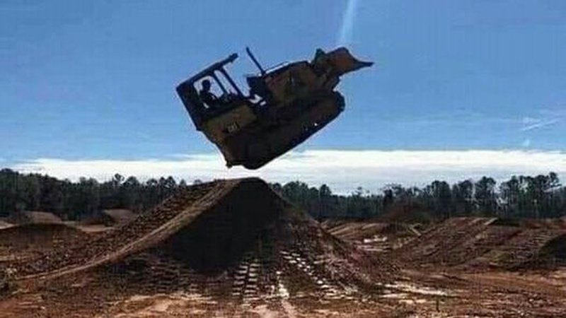 У Володимирі хотіли витратити пів мільйона на ремонт бульдозера, який коштує 100 тисяч