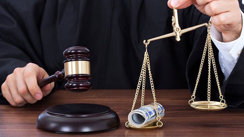 Екссуддю з Луцька ув’язнили на 3 роки за хабар