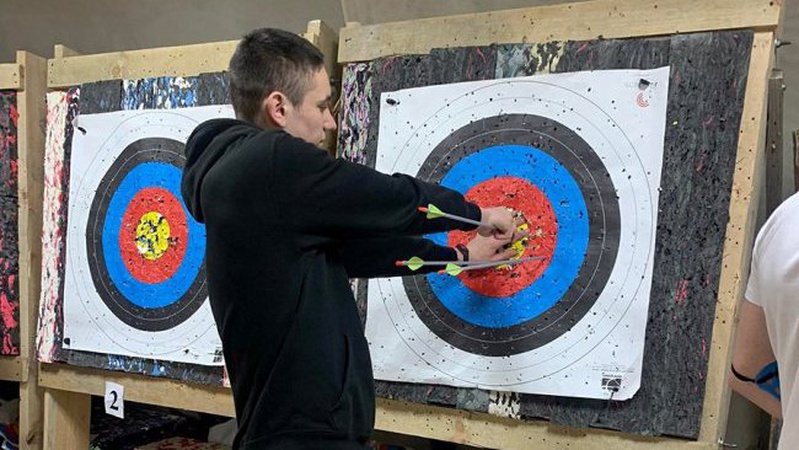 Як у Луцьку стрільбою з лука реабілітують військових. ФОТО