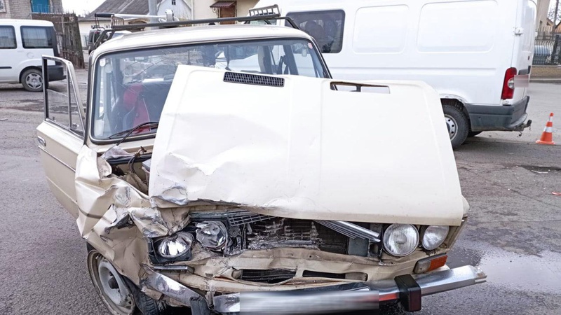 У Луцьку зіткнулися легковик та мікроавтобус: одного водія госпіталізували