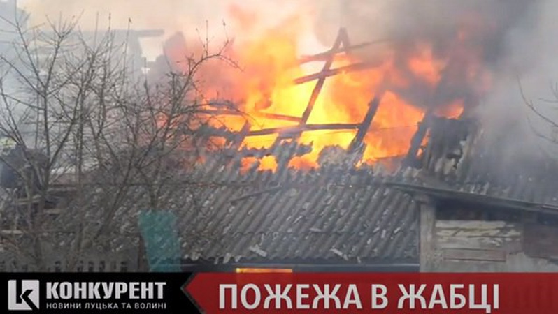 На дачному масиві під Луцьком загорілася будівля