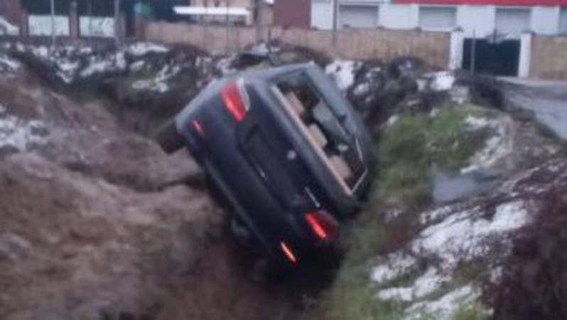 У Луцьку BMW вилетіло з дороги в рівчак, водій втік. ВІДЕО