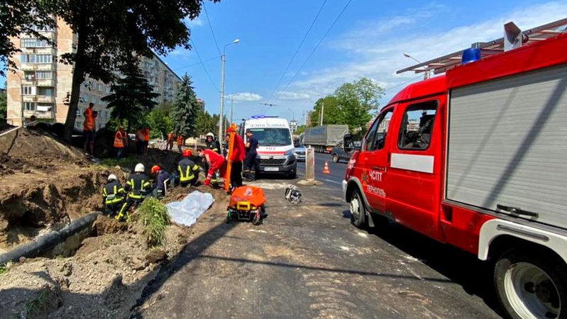 Обвал ґрунту в Тернополі: є загиблі та постраждалі. ФОТО