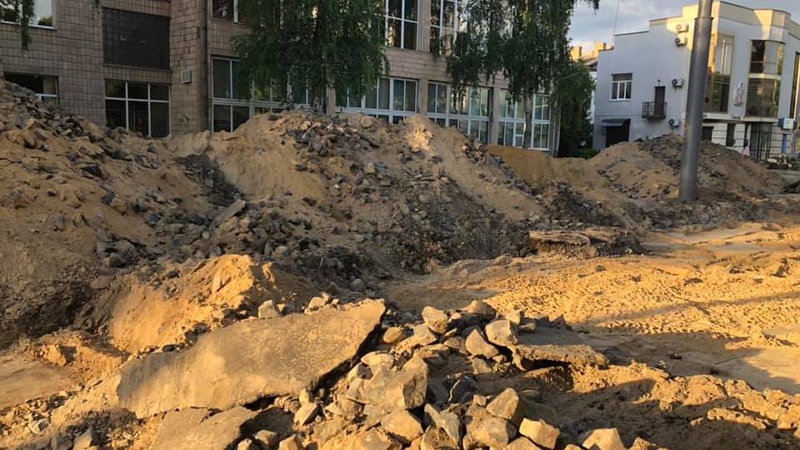 Під асфальтом у центрі Луцька – стара бруківка. ФОТО