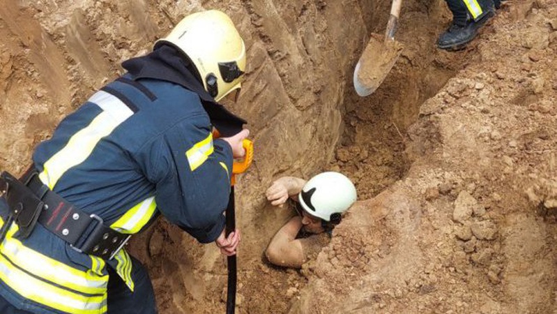 У Луцьку людей засипало землею внаслідок обриву траншеї: поліція відкрила кримінал