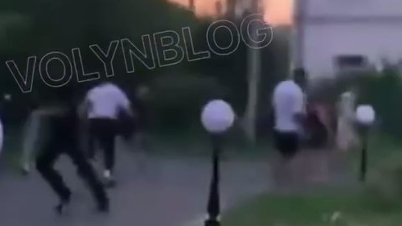 Біля замку Любарта у Луцьку влаштували масову бійку