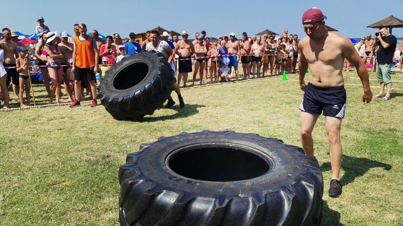 Сила та драйв: як на пляжі Світязя змагаються богатирі