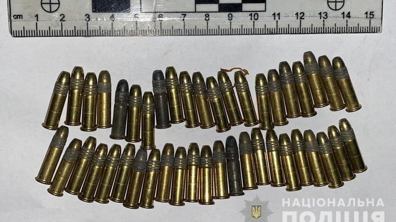 У шафі волинянина знайшли боєприпаси – гранату з патронами