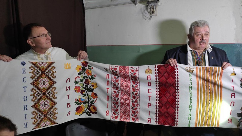 До Луцька привезли міжнародний рушник єднання