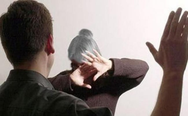 Волинянин побив матір, аби відібрати в неї телефон