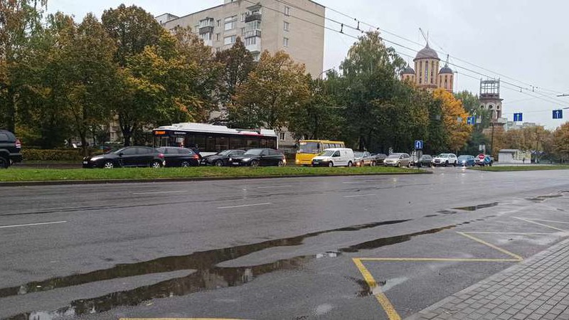 Утворилася «тягучка»: у Луцьку на Соборності зіткнулися Mercedes та Volkswagen