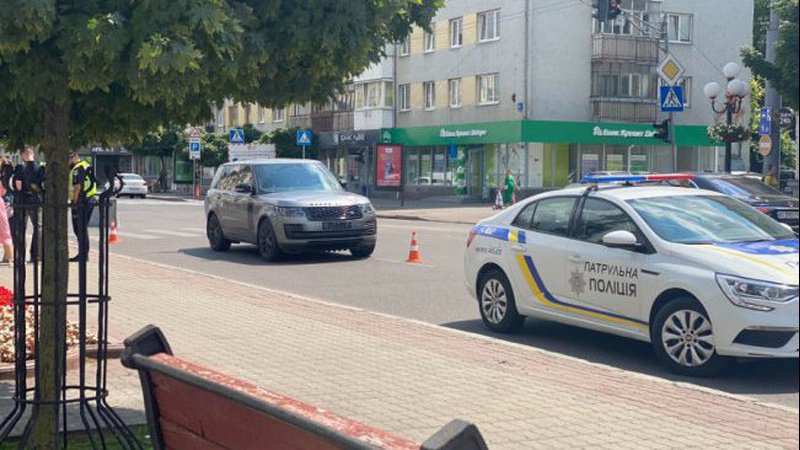 Школяр переходив дорогу на червоний: повідомили деталі аварії на проспекті Волі