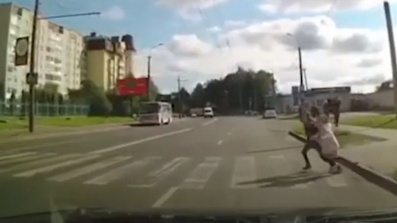 Опублікували відео, як в Луцьку «автохам» мало не розчавив пішоходів