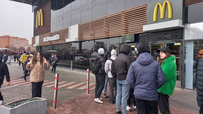 Від ранку біля луцького McDonald’s – черга