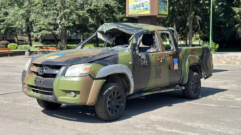 У центрі Рожища поставили обстріляне на передовій авто 14 ОМБр