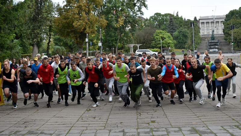 Масова розминка та крос першокурсника: у луцькому виші відзначили Міжнародний день студентського спорту. ФОТО