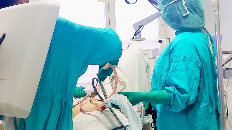 Волинські медики видалили пацієнтці гігантські кісти. ФОТО 18+