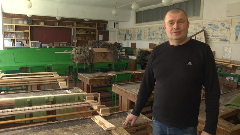 Волинянин розробив унікальний станок для нарізання стрічок на маскувальні сітки